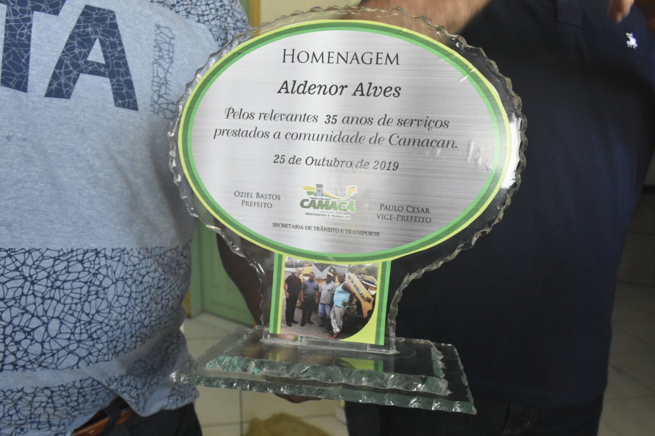 Camacã: Tratorista recebe homenagem pelos 35 anos de serviços prestados 
